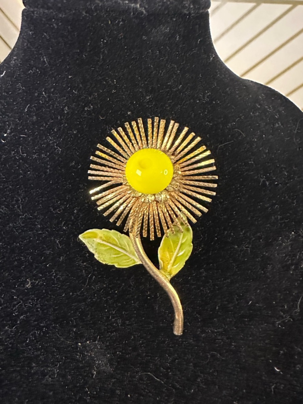 Warner signed Gold-Tone Sunflower Brooch with Yellow Center and Green Leaves